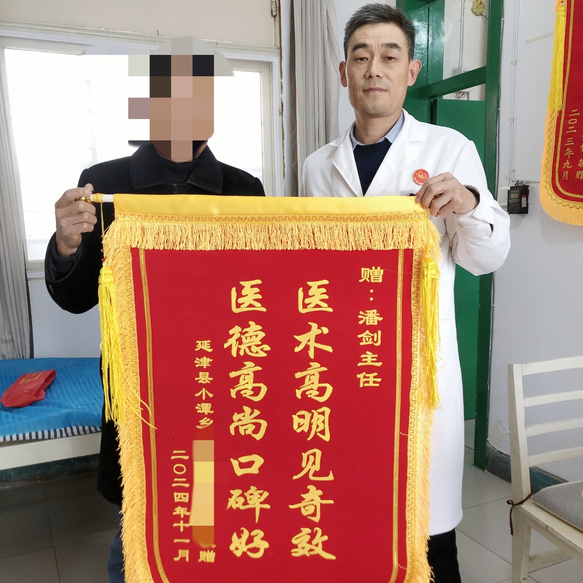 新乡潘剑中医坐诊图