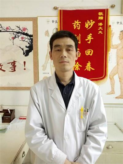 新乡潘剑主任坐诊图