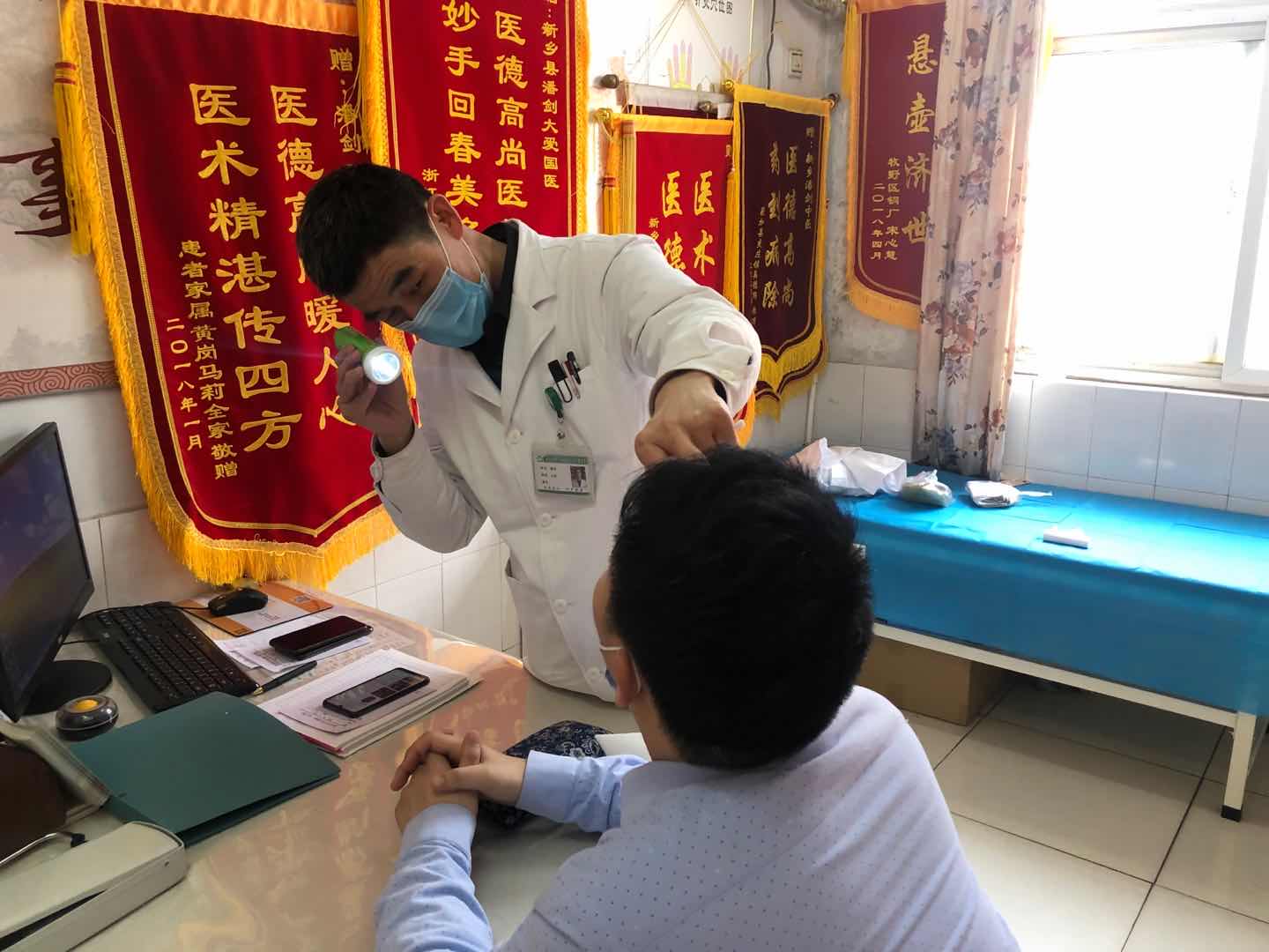 新乡潘剑中医潘剑医生坐诊图